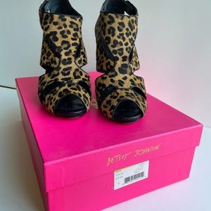 Betsy Johnson Natleo Animal print